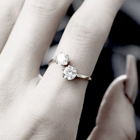 Silver Adjustable Two Stone Zircon Ring unique NWT - Picture 4 of 4